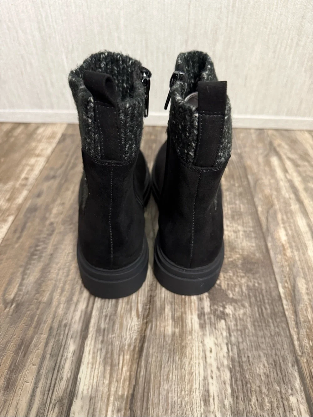 Bella Vita Black Ankle Boot with Charcoal Knit Cuff Size 6